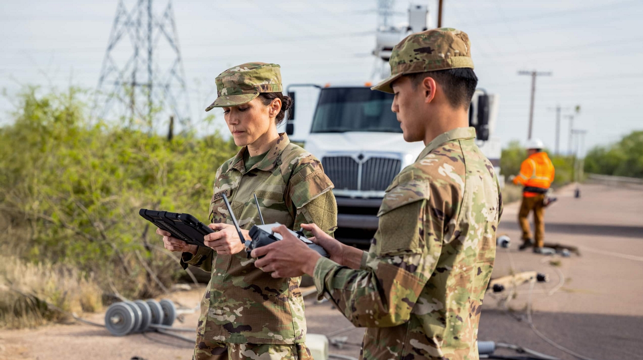 Personal uniformado maneja un control de drones y una tablet en el lugar de un incidente.