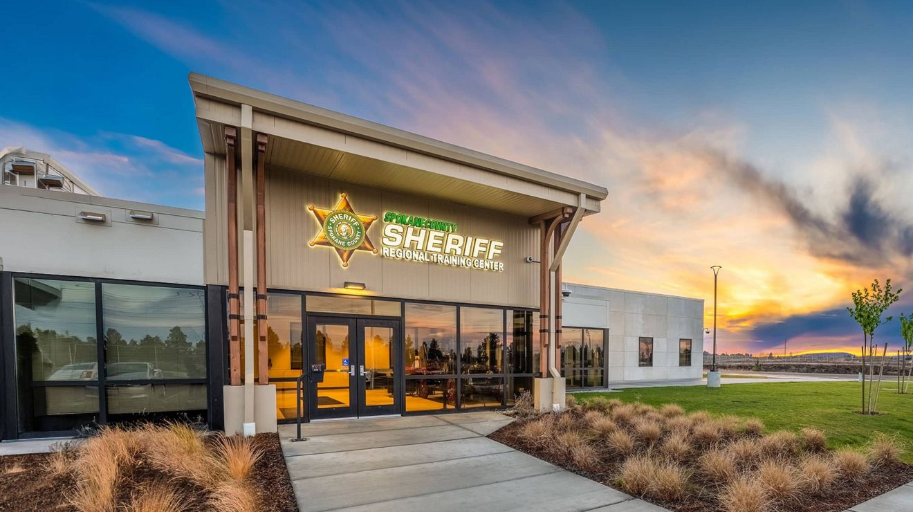 Centro de Capacitación Regional de la Oficina del Sheriff del Condado de Spokane al atardecer.