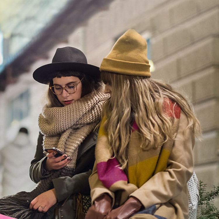 Dos mujeres usando ropa de invierno