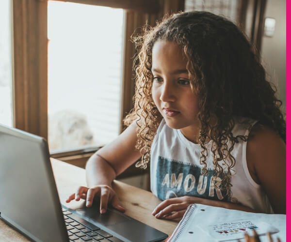 Niño usando una laptop