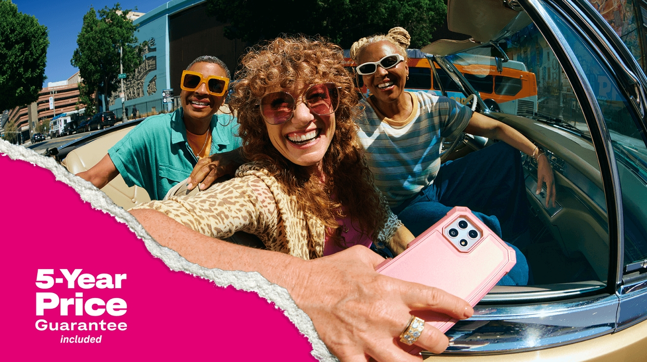 Tres personas viajan en un auto. Además, incluye precio garantizado por 5 años.