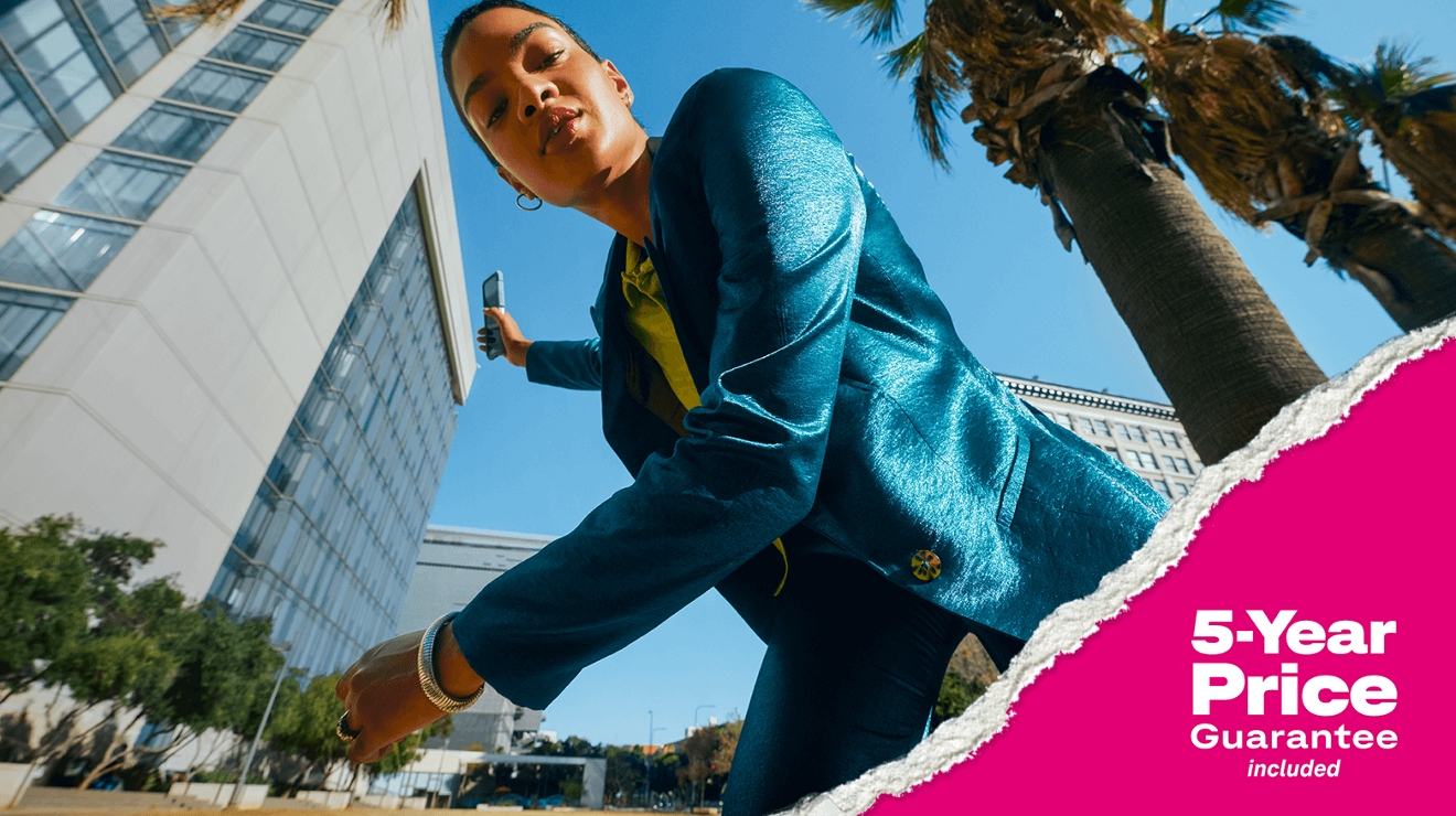 Una persona viste un traje verde azulado cerca de una oficina. Además, incluye precio garantizado por 5 años.