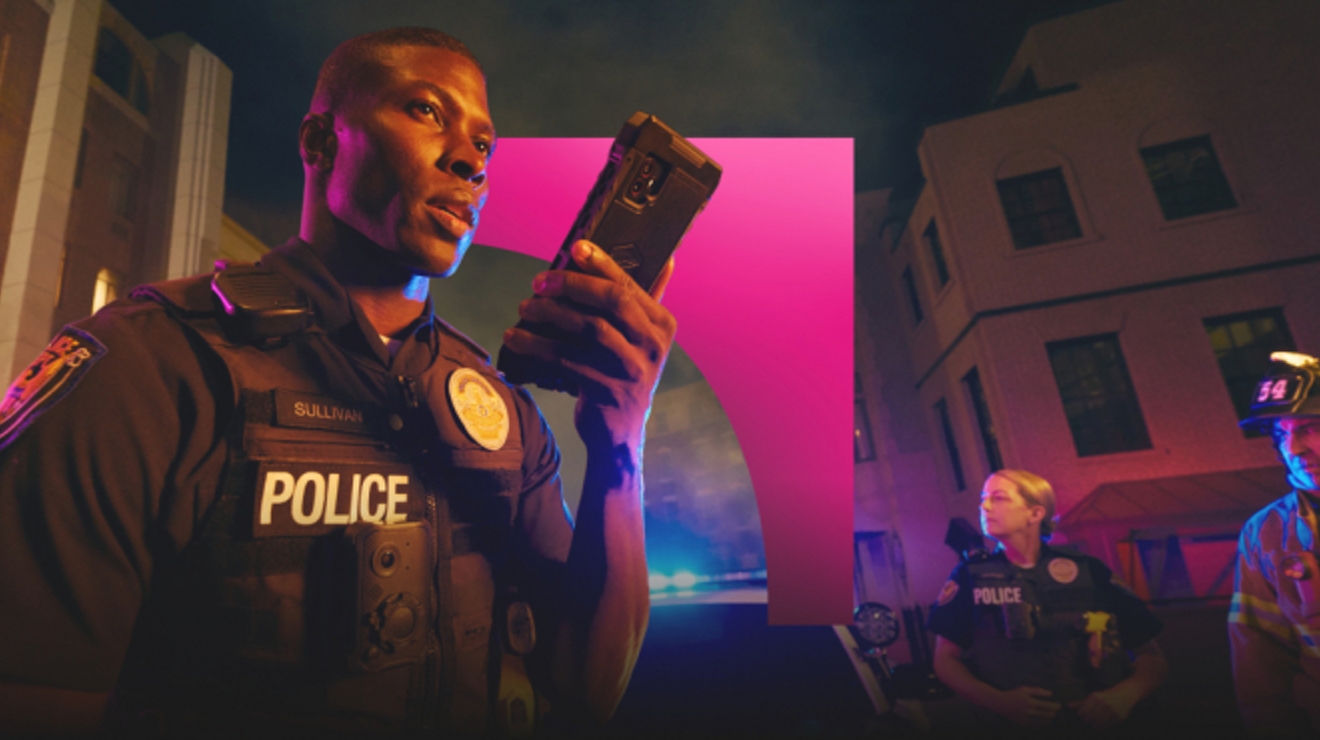 Un agente de policía en el lugar de una emergencia utiliza la red 5G para enviar datos críticos desde un dispositivo digital.