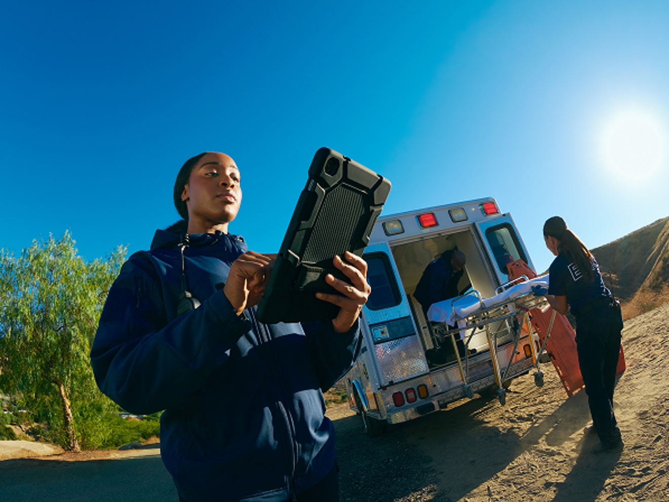 Dos técnicos de emergencias médicas junto a una ambulancia