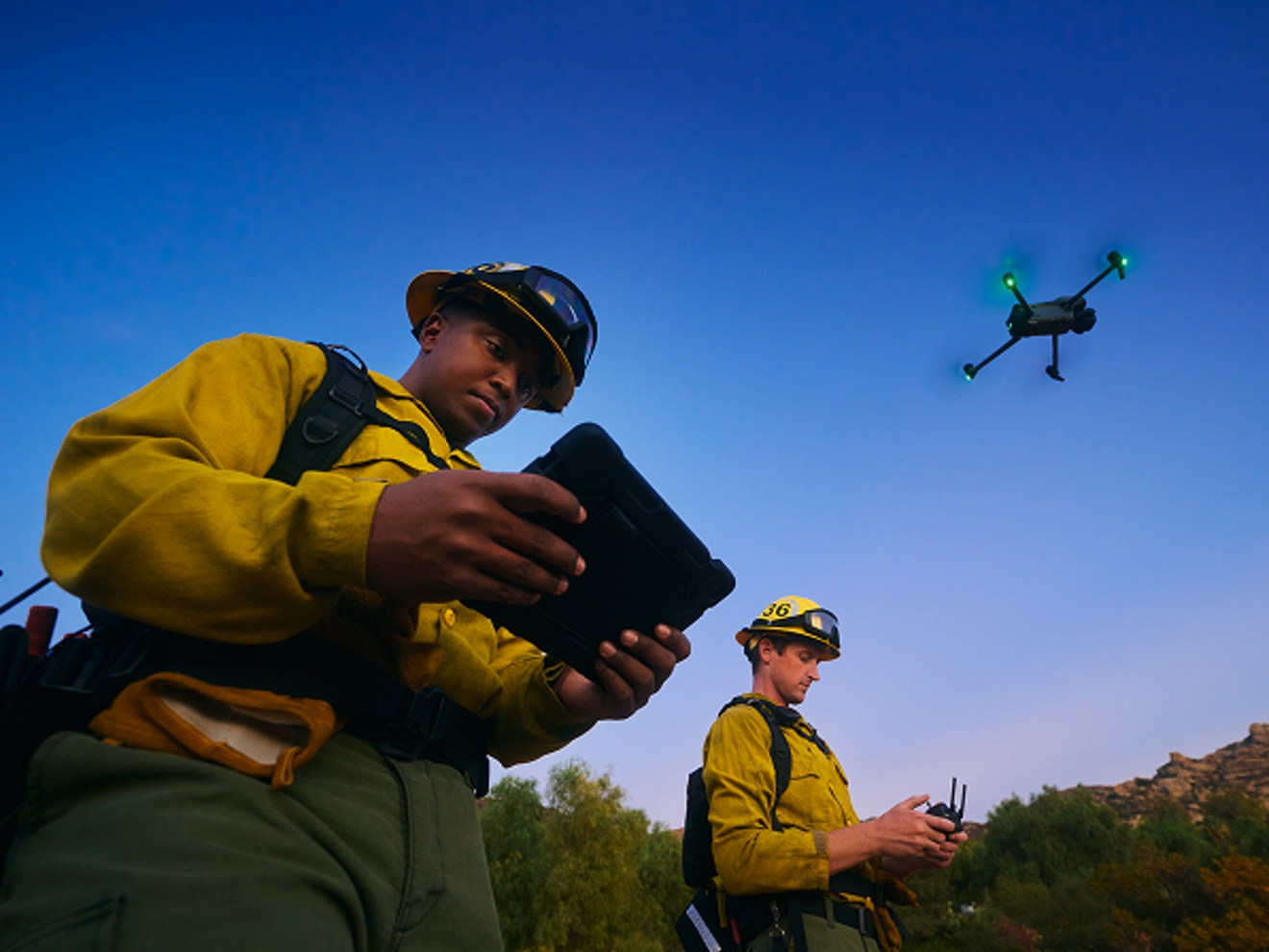 Dos operadores de drones afuera