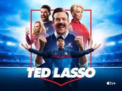Personajes de Ted Lasso delante de un estadio de soccer en tonos azules