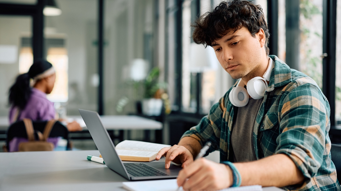 Camión semirremolque magenta en la autopista.