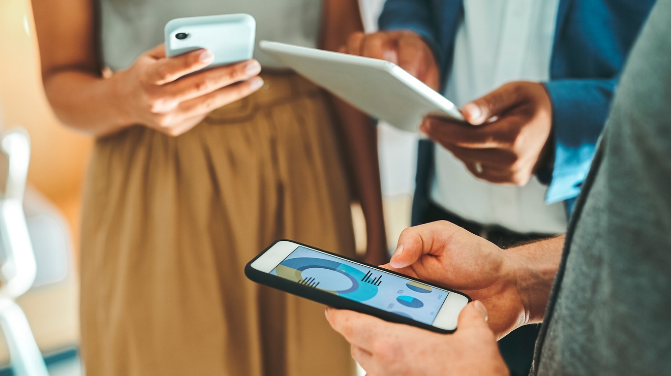 Primer plano de manos de empresarios con teléfono y tablet digital, gráfico de presentación ppt con informe financiero presupuestario ERP. Empresa de contabilidad o marketing, industria, experiencia de usuario, tecnología móvil, app, software, sitio web.