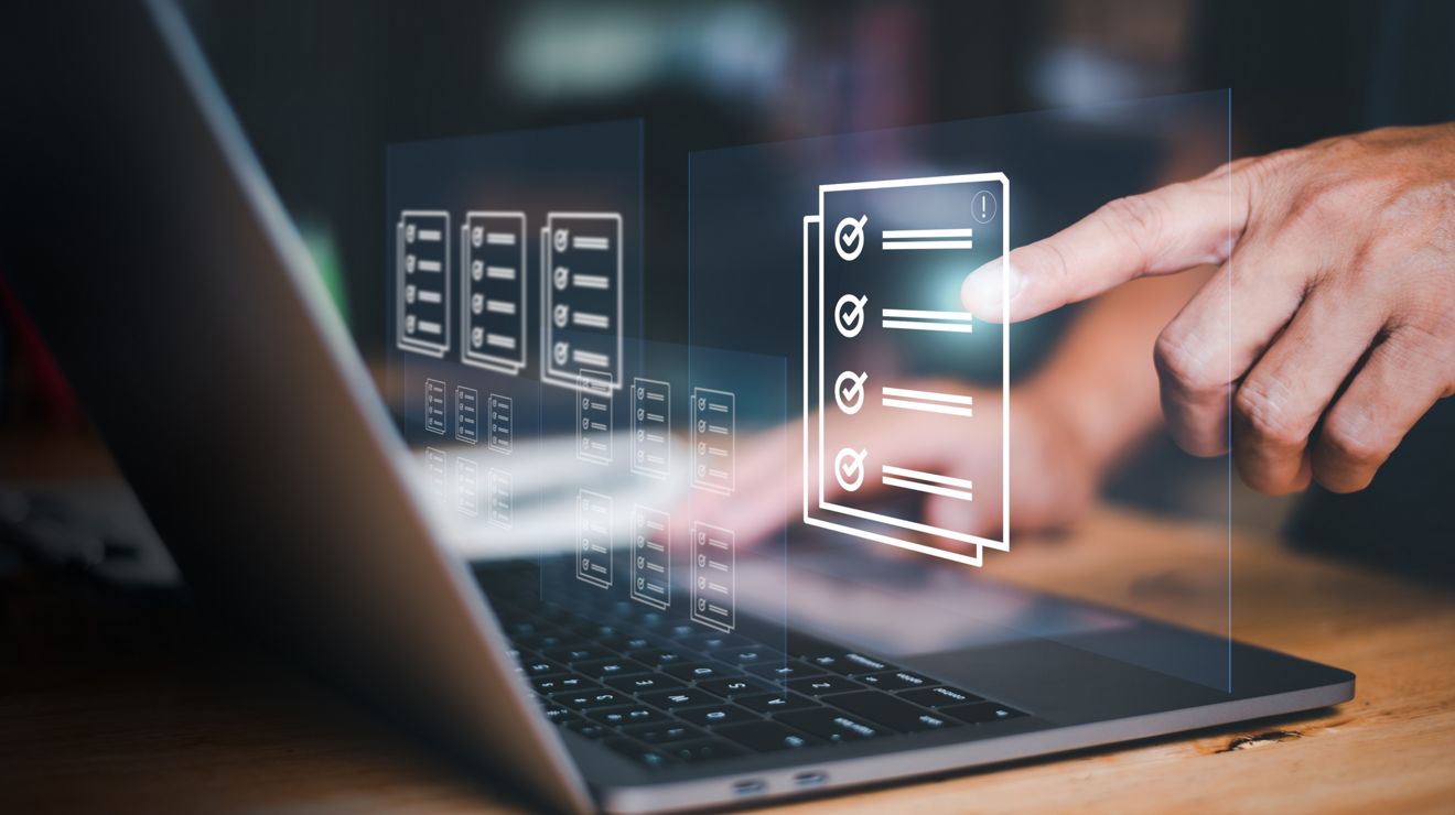 Una mano interactuando con listas de control digitales flotantes y paneles de gestión de dispositivos en una laptop.