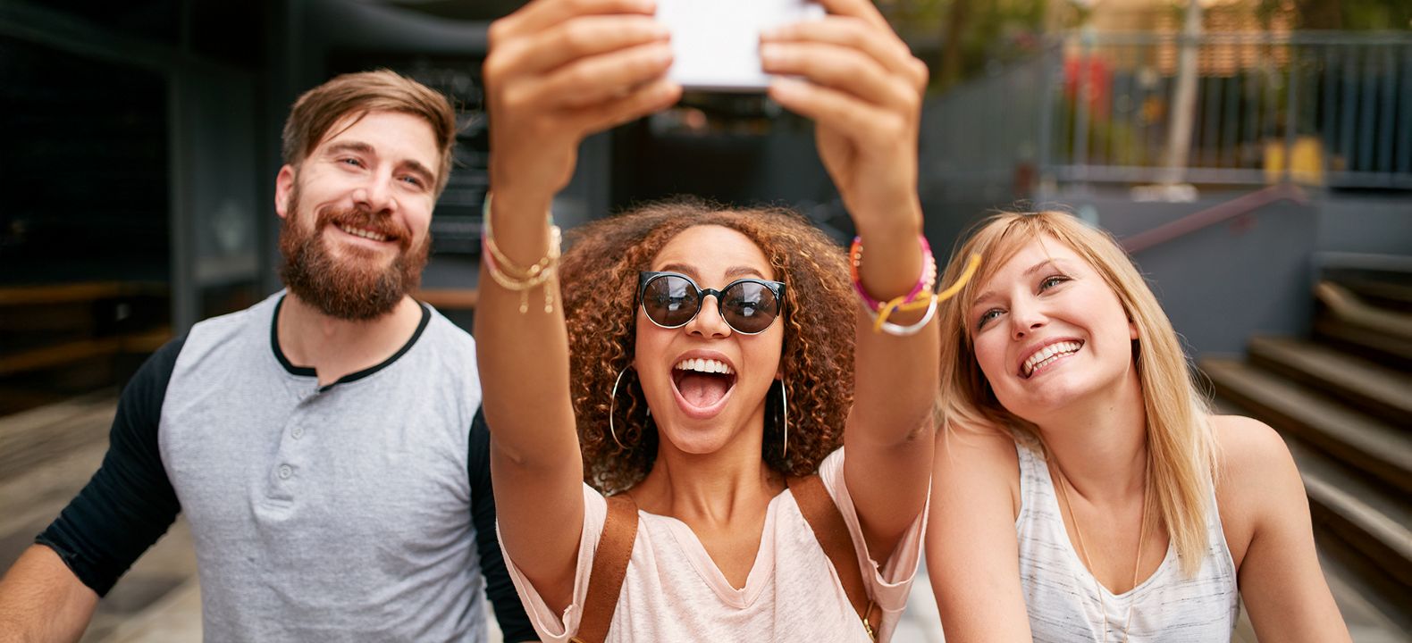 Tres amigos se toman un selfie.