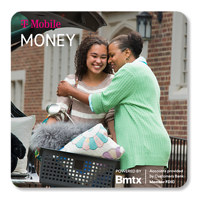 Tres amigos de compras en la ciudad en un día frío. T-Mobile MONEY. Con el respaldo de Bmtx. Cuentas provistas por Customers Bank. Miembro de FDIC.