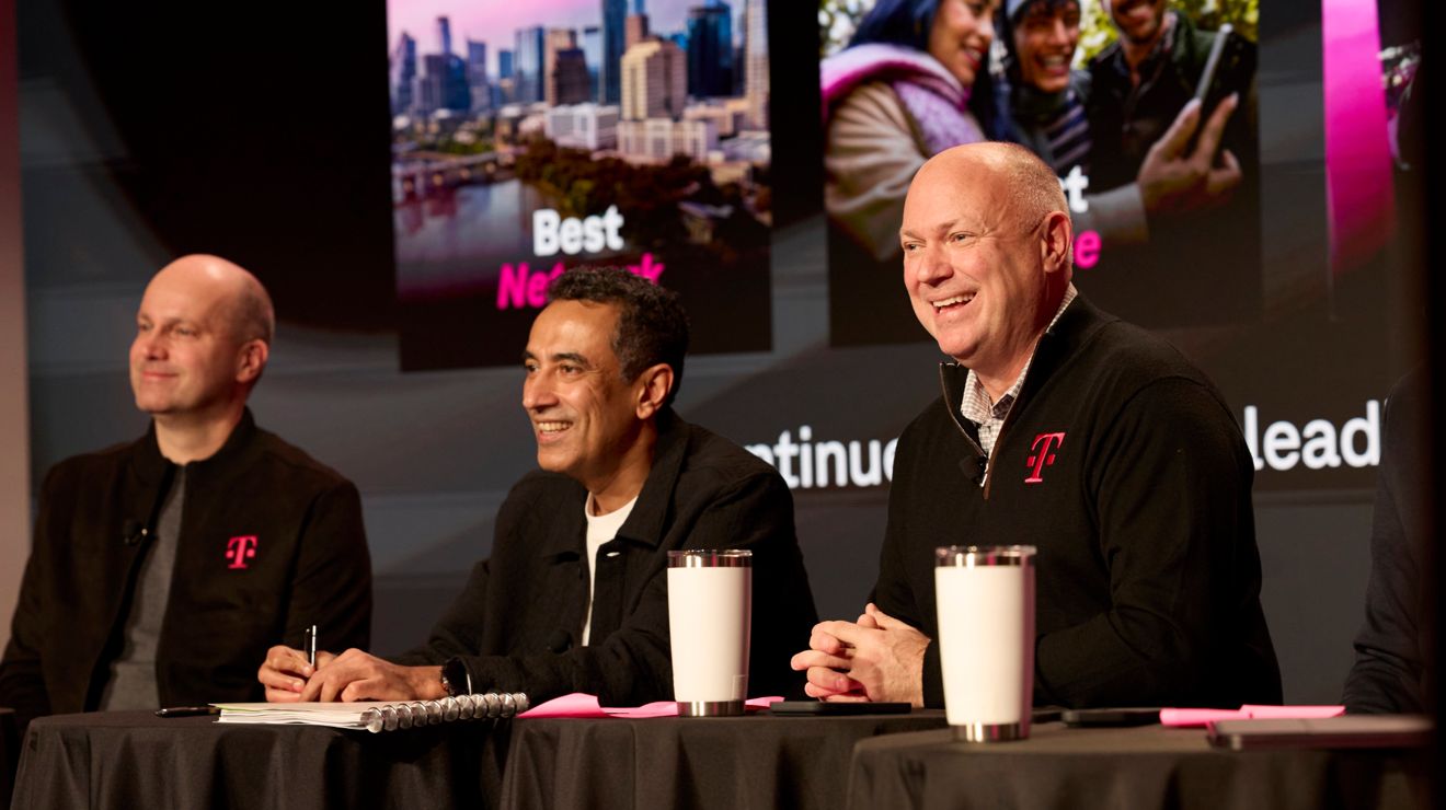 Peter Osvaldik, Srini Gopalan y Jon Freier sonríen sentados a una mesa.