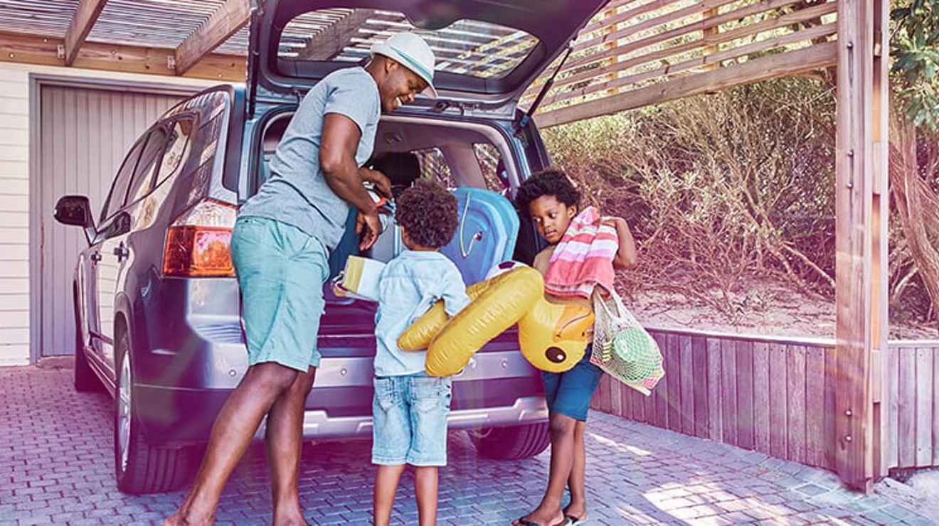 Una familia lista para ir a la playa.