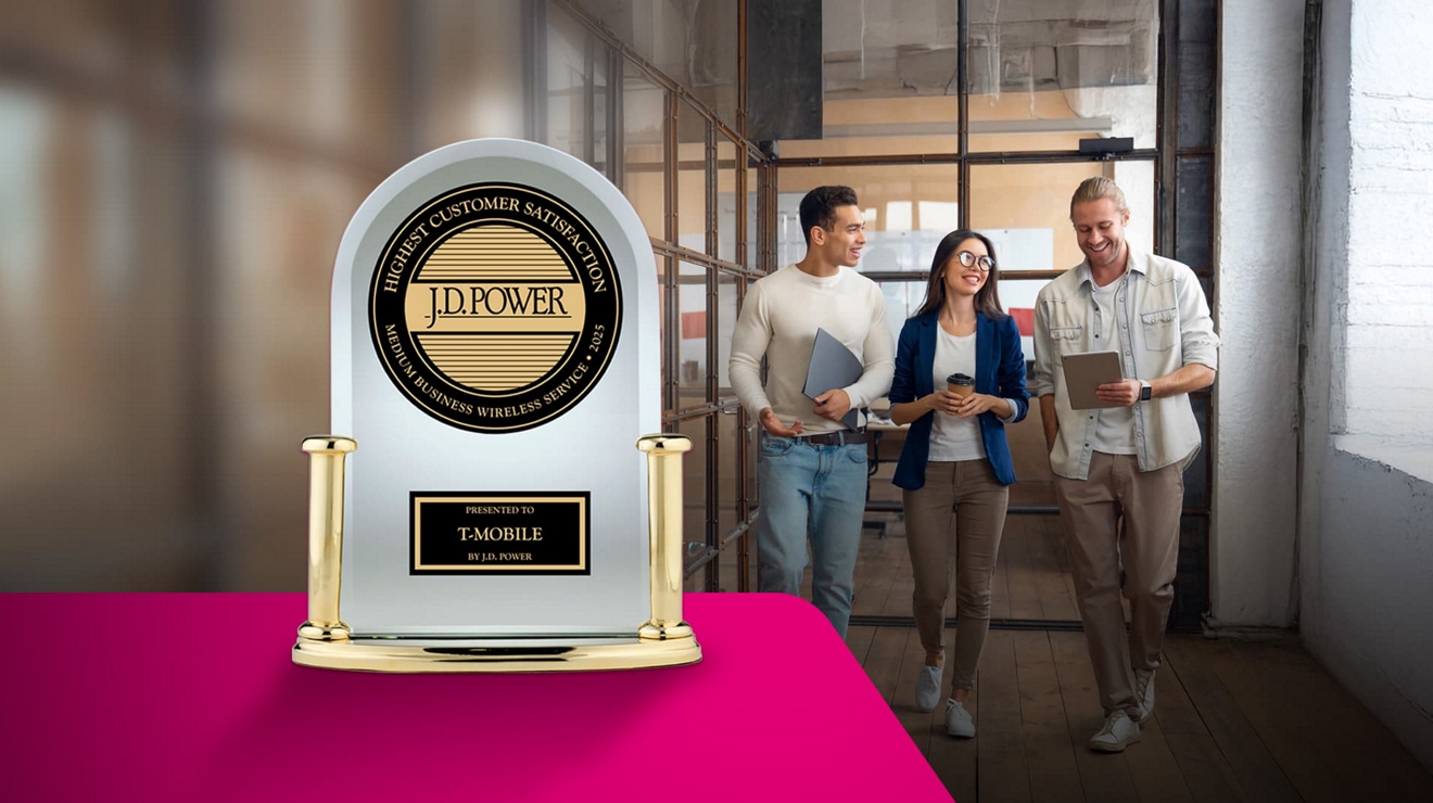 Un trofeo de J.D. Power para la "Mayor Satisfacción del Cliente", servicios móviles para empresas medianas 2025, entregado a T-Mobile.