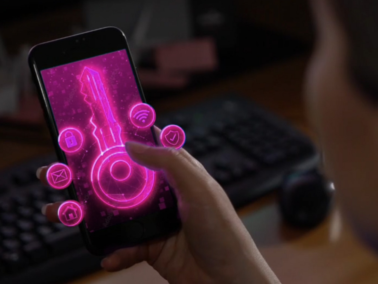La pantalla de un teléfono se ilumina con una animación de color magenta.​