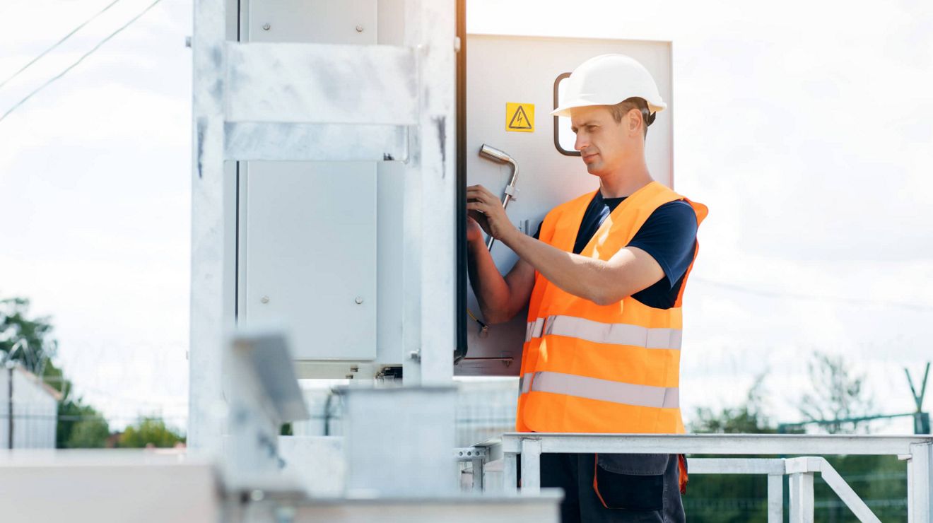 Un trabajador de servicios públicos realiza reparaciones en el lugar gracias a la conectividad prioritaria.
