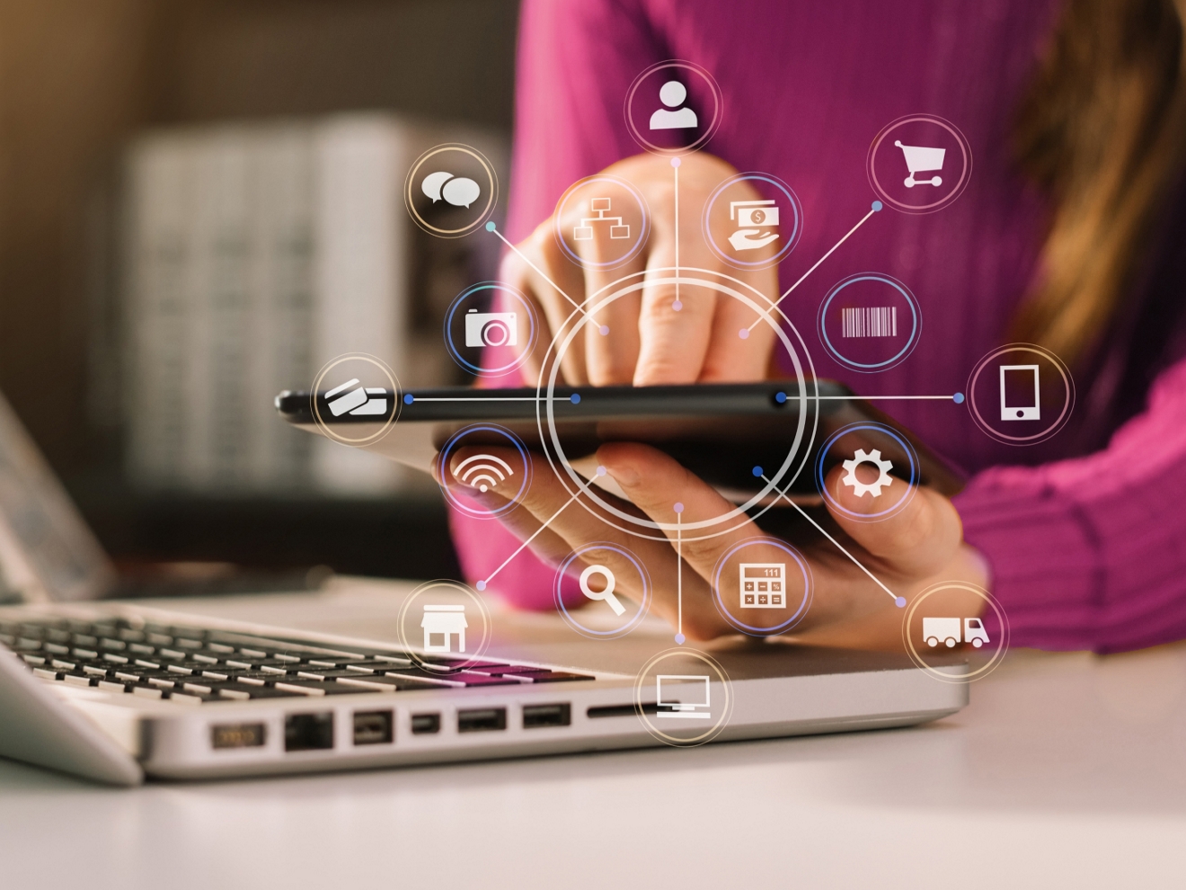 Una persona sostiene un teléfono móvil junto a una laptop. La pantalla del teléfono proyecta una visualización 3D de las funciones de la aplicación.​​​​​​​