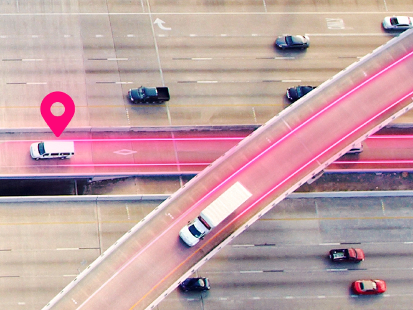 Una carretera iluminada de color magenta.