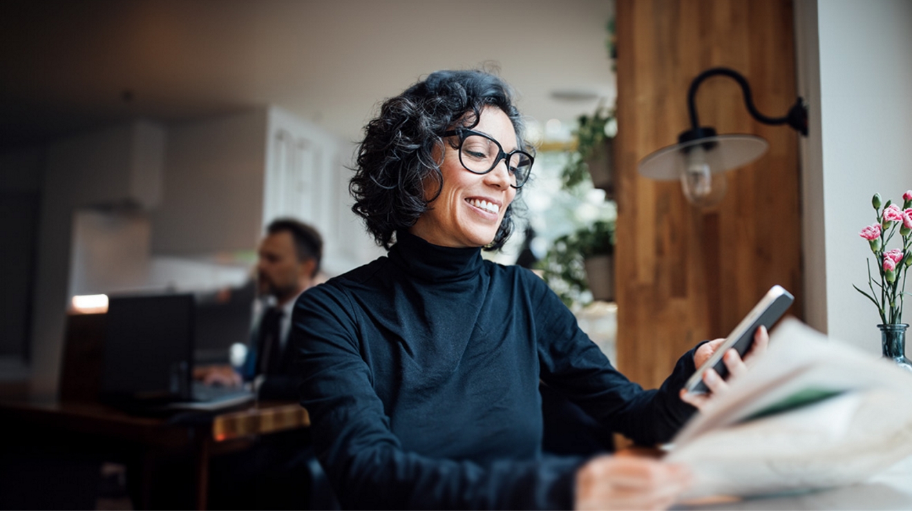 Un cliente en una cafetería trabaja de forma segura en su dispositivo móvil cifrado.