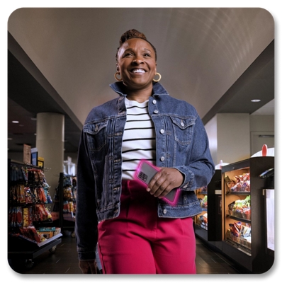 Una mujer camina por el vestíbulo de un cine.