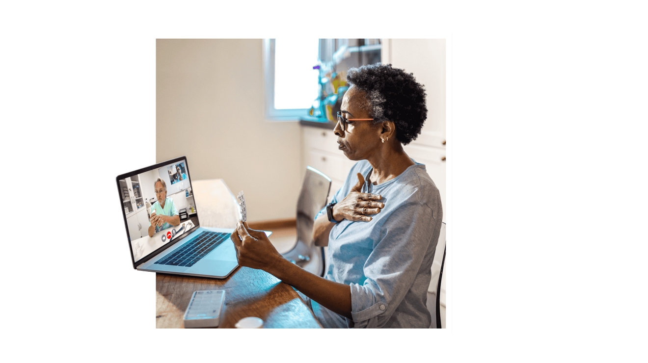 Una paciente habla sobre su medicación con un profesional sanitario durante una consulta virtual.