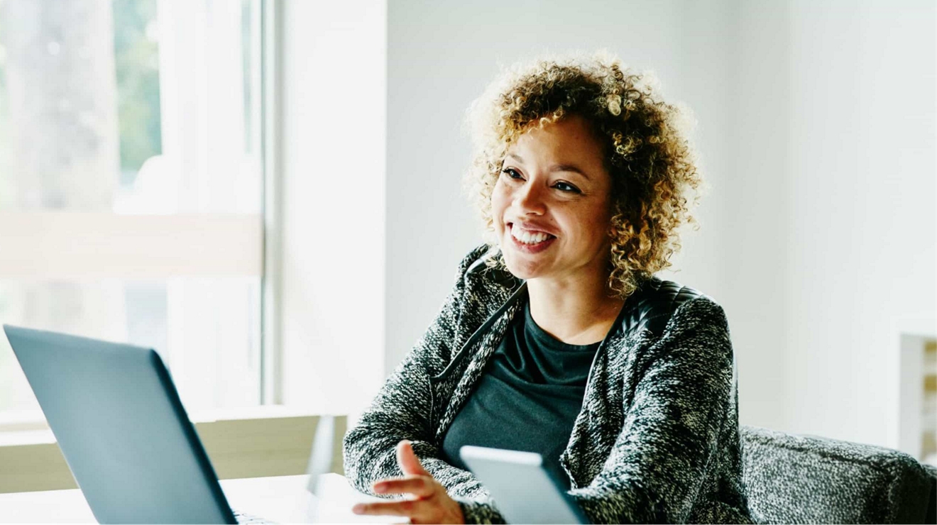 Un amigable empleado público se reúne con un colega en una sala de conferencias.