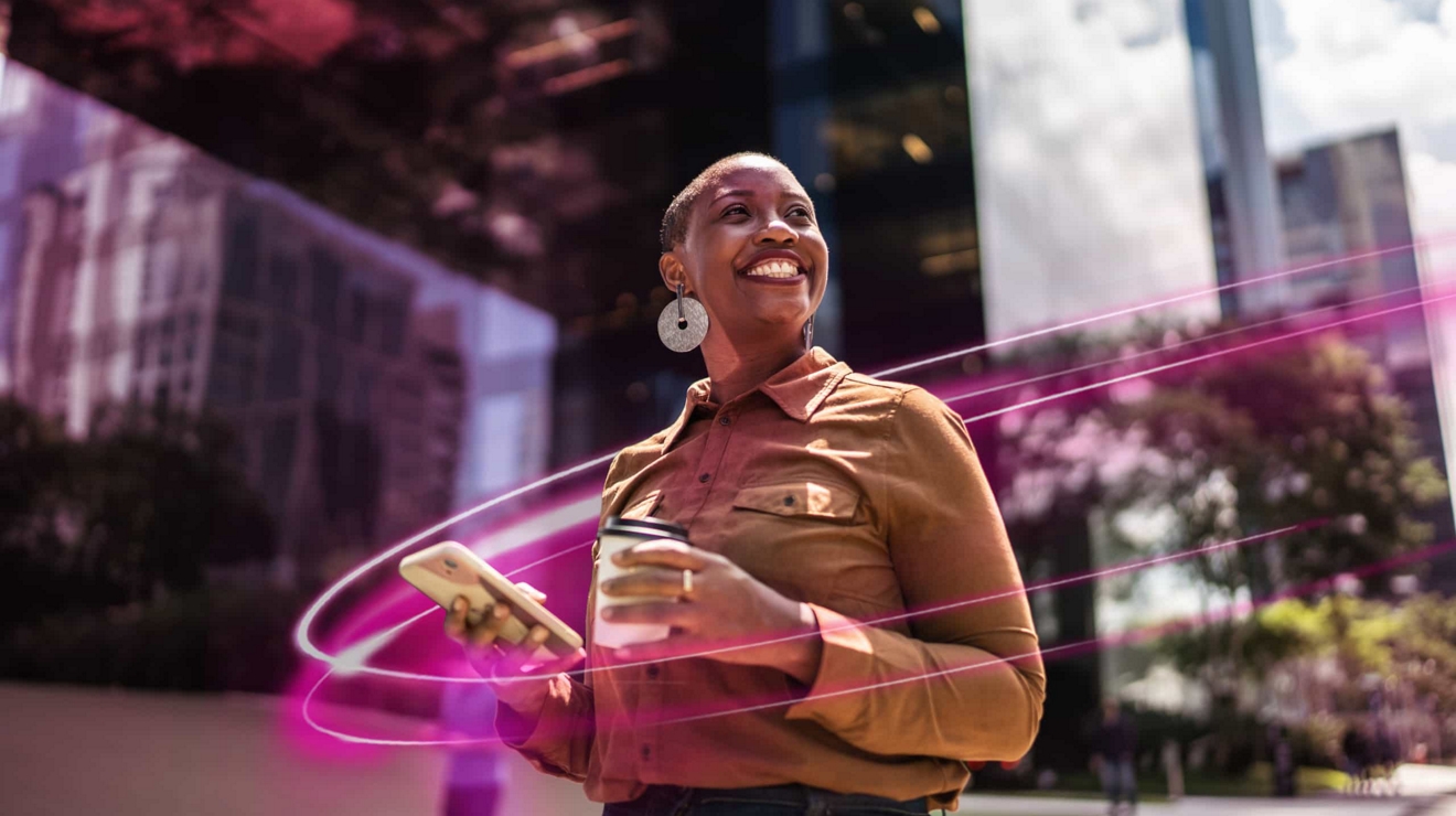 Un profesional de los negocios se mantiene conectado con un teléfono móvil y T-Satellite.