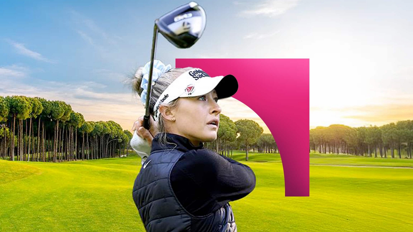 Un golfista profesional admira su golpe de salida