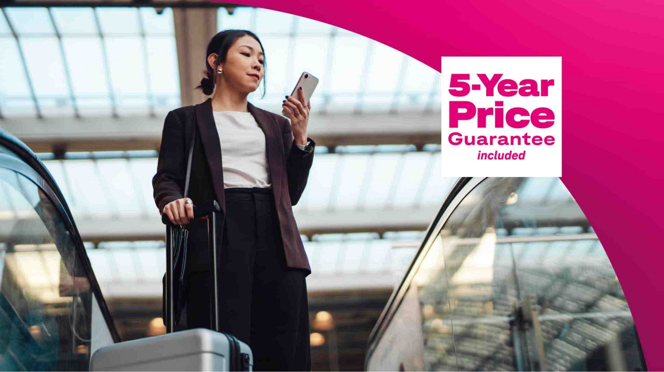 Texto de Precio garantizado por 5 años y foto de un viajero de negocios revisando su smartphone en un aeropuerto.