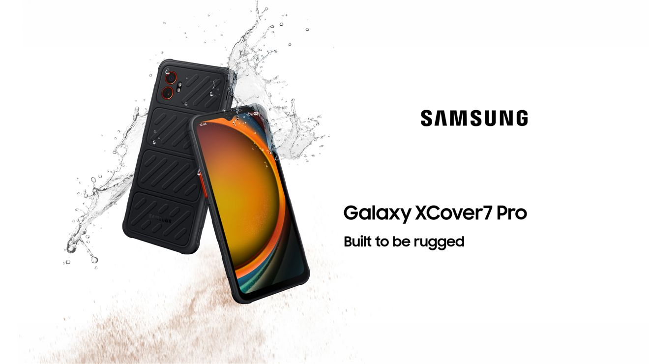 Dos teléfonos Samsung Galaxy XCover7 Pro, vista frontal y posterior, con salpicaduras de agua; diseñados para ser resistentes.
