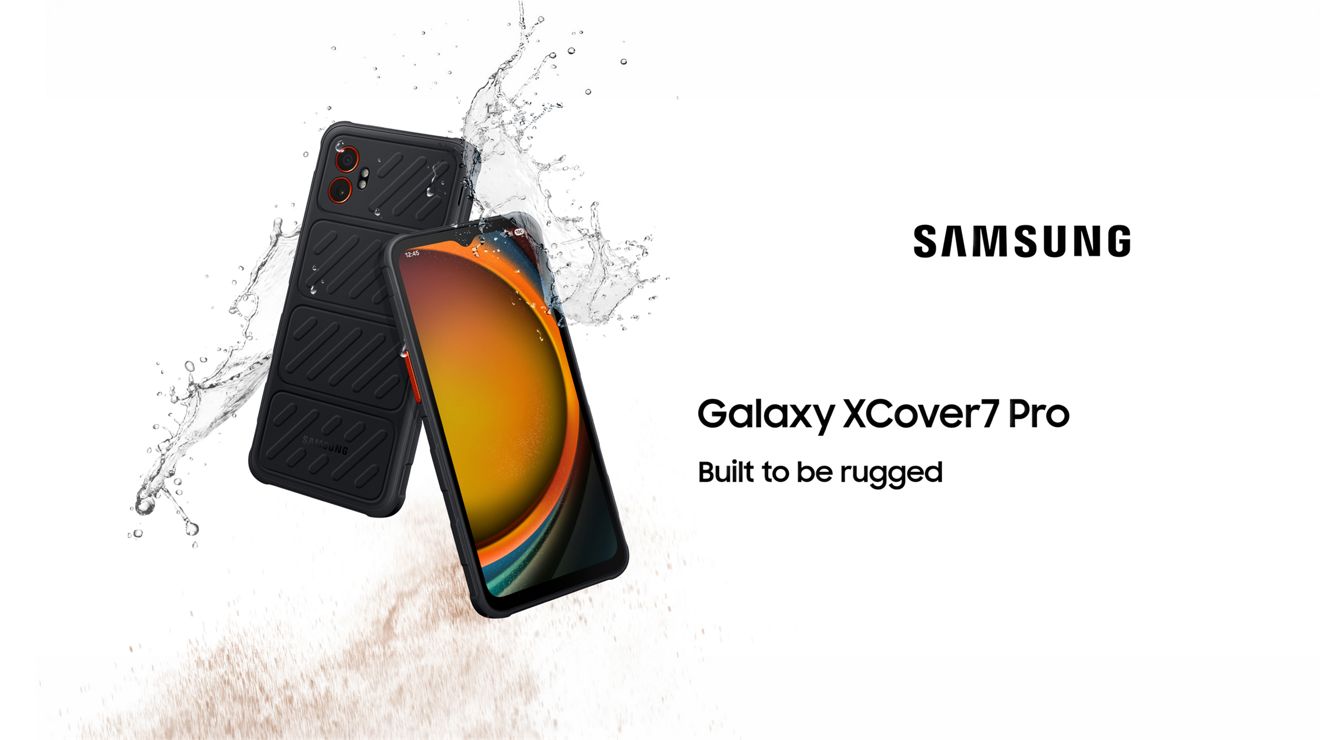 Dos teléfonos Samsung Galaxy XCover7 Pro, vista frontal y posterior, con salpicaduras de agua; diseñados para ser resistentes.