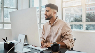 joven trabajando en una computadora en un escritorio